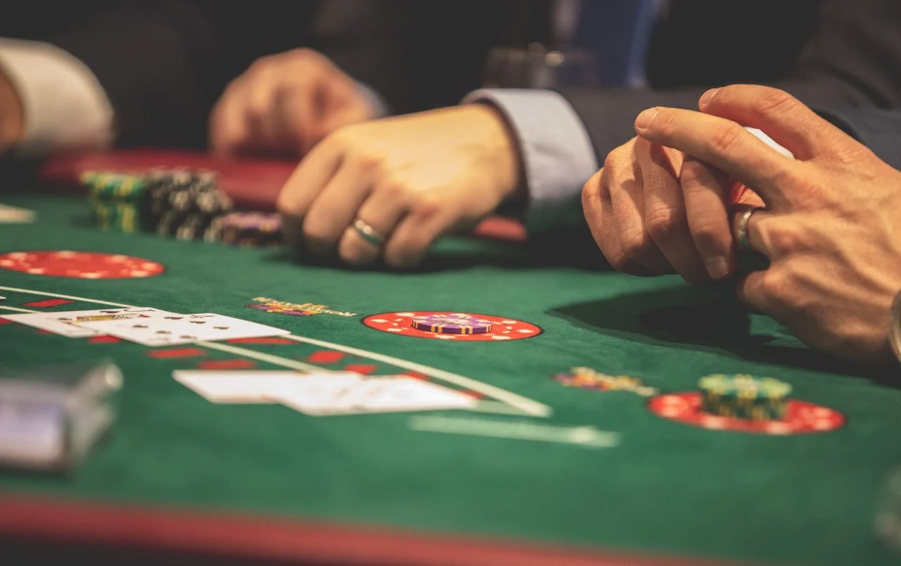 Người chơi uu666 cần lưu ý gì để tránh bẫy tâm lý Baccarat?